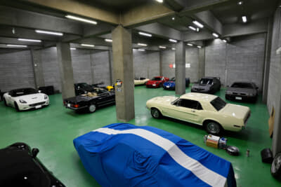 240坪の広大なスペースを有し、1階は10数台を悠々配置できる車両ストレージスペース