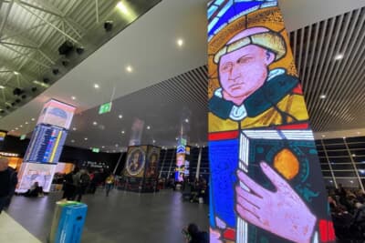 ローマ・フィウミチーノ空港は別称、レオナルド・ダ・ヴィンチ国際空港ということで全面に推しています