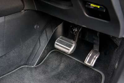 プジョー 2008 GT ブルーHDi：大きいペダルの脇にはフットレストも備わる