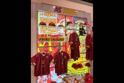 ローマ・フィウミチーノ空港内にあるセリエAのASローマグッズのショップ
