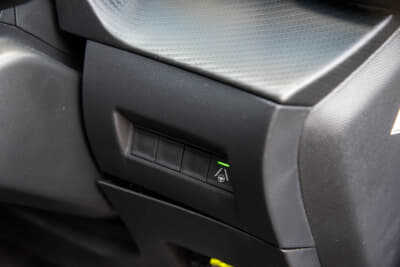 プジョー 2008 GT ブルーHDi：ダッシュパネルの右端には、レーンキープアシストのON／OFFスイッチが独立して備わる