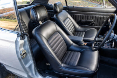 日産 スカイライン 2000GT-R：シートは当時としては珍しく純正で背もたれが固定なバケットタイプとなっていた