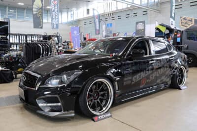 マフラーメーカーとして人気なだけではなく、最近ではセダンのAT車によるVIPドリフトを提案するセンスブランドも登場