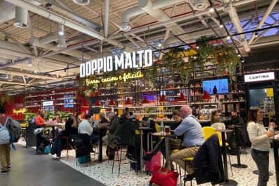 ローマ・フィウミチーノ空港内のバールもオシャレ