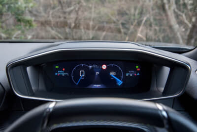 プジョー 2008 GT ブルーHDi：3D i-Cockpitのメーター類は3Dで表示される