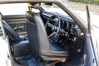 日産 スカイライン 2000GT-R：後席にアクセスするにはバケットシート全体を前に倒す仕組み