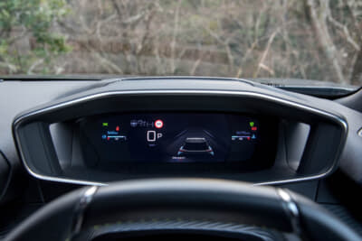 プジョー 2008 GT ブルーHDi：メーターの表示レイアウトは選択可能