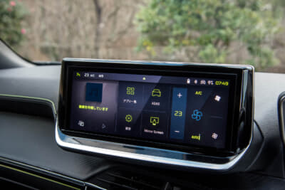 プジョー 2008 GT ブルーHDi：10インチサイズの大型タッチスクリーン。スマートフォンを接続してApple CarPlayやAndroid Autoと連携が可能