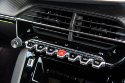 プジョー 2008 GT ブルーHDi：はざートランプや空調操作は物理スイッチ