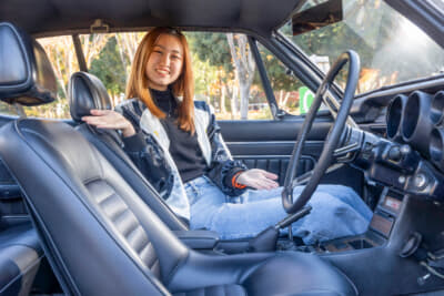 日産 スカイライン 2000GT-R：シートは当時としては珍しく純正で背もたれが固定なバケットタイプとなっていた