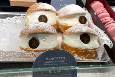ローマ・フィウミチーノ空港のカフェで売っていたマリトッツォは4.6ユーロ（約740円）とお高め