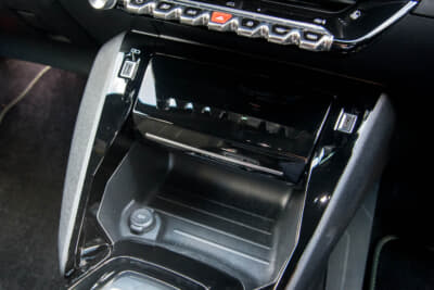 プジョー 2008 GT ブルーHDi：ダッシュ中央部の小物スペース