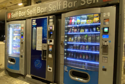 ローマを走る在来線の駅のホームにある自販機コーナー