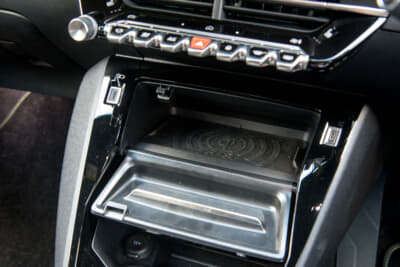 プジョー 2008 GT ブルーHDi：ワイヤレス式スマートフォンチャージャーなども新たに装備