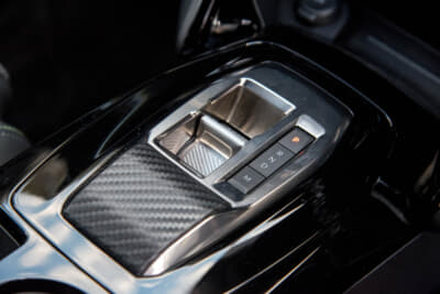 プジョー 2008 GT ブルーHDi：シフトセレクターの周りも上質感とスポーティさのあるデザイン