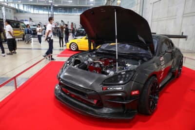 毎年東京オートサロンで開催される「東京国際カスタムカーコンテスト」の2024年最優秀部門賞を獲得した風間オートのトヨタ GR86は、ゲストカーとして登場。インフュージョン製法と呼ばれる工法で作られたカーボンワイドボディの見た目だけではなく、3600ccで最大出力1000psを達成する2JZ-GTEエンジンを搭載