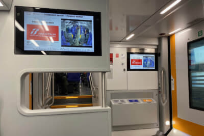 ローマを走る日立製の電車内。防犯カメラの映像がライブでモニターに映し出されます