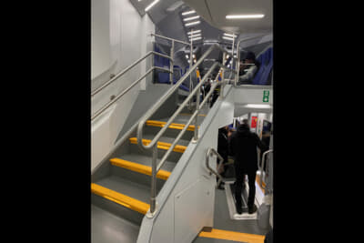 ローマを走る日立製の電車は2階建て。ゆったりとしていてピカピカ