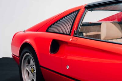 6万3250ドル（邦貨換算約1000万円）で落札されたフェラーリ「328GTS」（C）Courtesy of RM Sotheby's