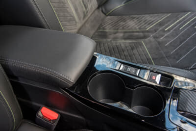 プジョー 2008 GT ブルーHDi：ドリンクホルダーも備わっている