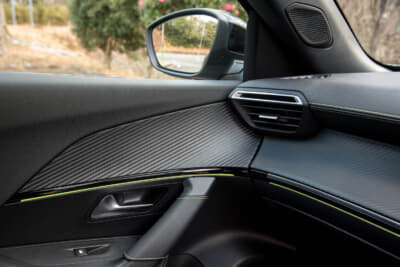 プジョー 2008 GT ブルーHDi：インテリア各部にライムグリーンのステッチがあしらわれる