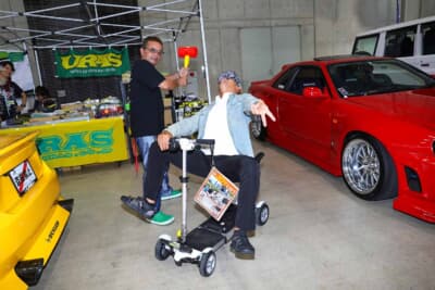 山田英二さんがお気に入りの1台として選んだのは、URAS（ユーラス）に展示されていたシルバーカー!?　　まさかの展開に、「のむけん」こと野村 謙さんからお約束のツッコミが！