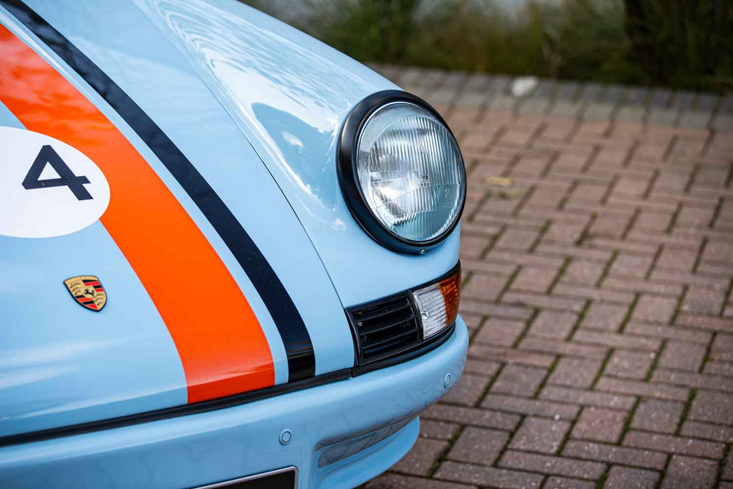 女性オーナー特注のポルシェ「911」はガルフカラーでレストモッド