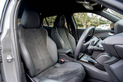 プジョー 2008 GT ブルーHDi：シートはアルカンターラと「テップ（TEP：人工皮革）」レザーをコンビとした表皮を採用