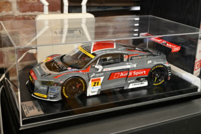 SUPER GTに参戦するマシンのラッピングも手がけていて、モータースポーツの現場でも認められた完成度となっている