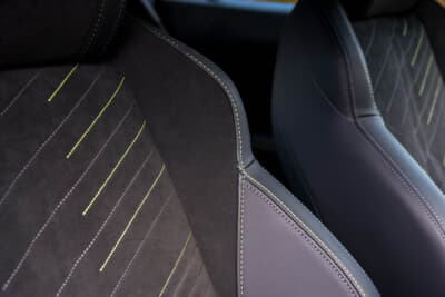 プジョー 2008 GT ブルーHDi：インテリア各部にライムグリーンのステッチがあしらわれる