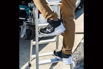 ミズノ オールマイティ LSII 73M BOA：突然の雨で足元が滑りやすい現場や脚立を使って不安定な体勢になっても、耐滑性の優れたワークシューズはしっかりと足元をサポートしてくれそうだ