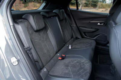 プジョー 2008 GT ブルーHDi：リアシートのデザインもライムグリーンがアクセントとなる