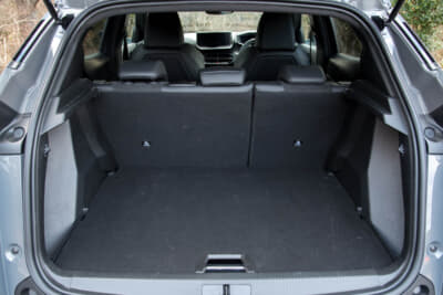 プジョー 2008 GT ブルーHDi：ラゲッジスペースは434L