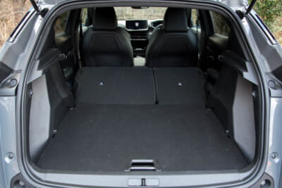 プジョー 2008 GT ブルーHDi：後席を全て倒すとラゲッジスペースは1467Lまで拡大する
