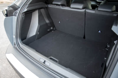 プジョー 2008 GT ブルーHDi：ラゲッジには可動式のフロアボードを採用