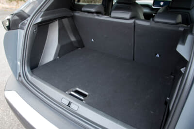 プジョー 2008 GT ブルーHDi：フロアボードをハイポジションにすれば荷室を上下に区切ることができる