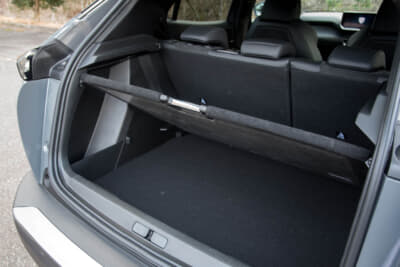 プジョー 2008 GT ブルーHDi：ラゲッジのフロアボードは斜めに固定することも可能だ