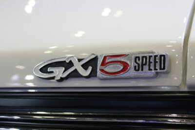 ダットサン サニー 1200 GX-5：このモデルは5速マニュアルトランスミッションを装備していたので、エンブレムでも謳っていた