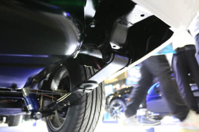 ダットサン サニー 1200 GX-5：足まわりを刷新し、車体の裏側までレストアしているので、どの部分を見ても新車のような状態となっている