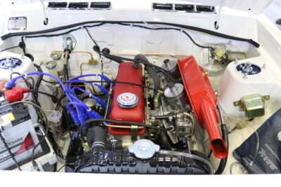 ダットサン サニー 1200 GX-5：NP35が製作したエンジンは永井電子のプラグコードを装備し、マフラーはFUJITSUBO社製のオリジナルだ