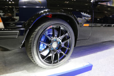 マセラティ 228：ヨコハマタイヤのADVAN FLEVA 215/40R17に組み合わされたホイールはエンケイ・レーシング GTC02 17×8J インセット30（オリジナルPCDチェンジャー使用）