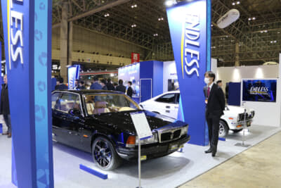 東京オートサロン2025のエンドレスアドバンス出展ブースでは、国産旧車を代表するダットサン サニー 1200 GX-5とイタリアン・ネオクラシックカーのマセラティ 228が並んで展示された