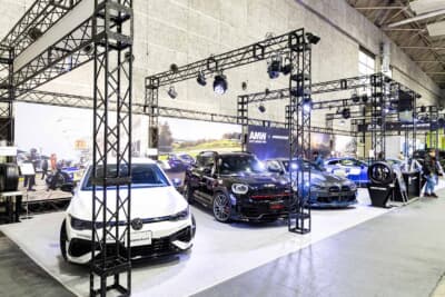 チューニングやカスタムで有名なショップのデモカーが、国産車3台、輸入車3台展示、すべてPROXES Sport 2が装着されている