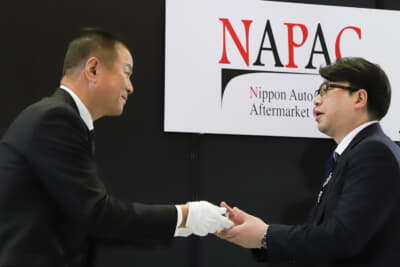 中嶋 敬一郎NAPAC会長からトロフィーを授与される株式会社三栄 鈴木賢志代表取締役