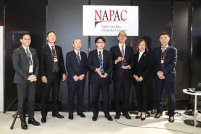 「NAPAC AWARD 2024」は、株式会社三栄と株式会社交通タイムス社が選ばれ、「東京オートサロン2025」のNAPACブースにて、表彰式が開催された