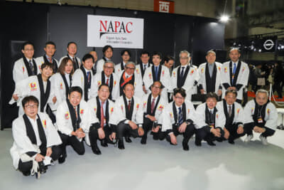 授賞式のあと、啓発活動中の「4月28日と11月28日は洗車の日」のメンバーと合流、記念撮影となった