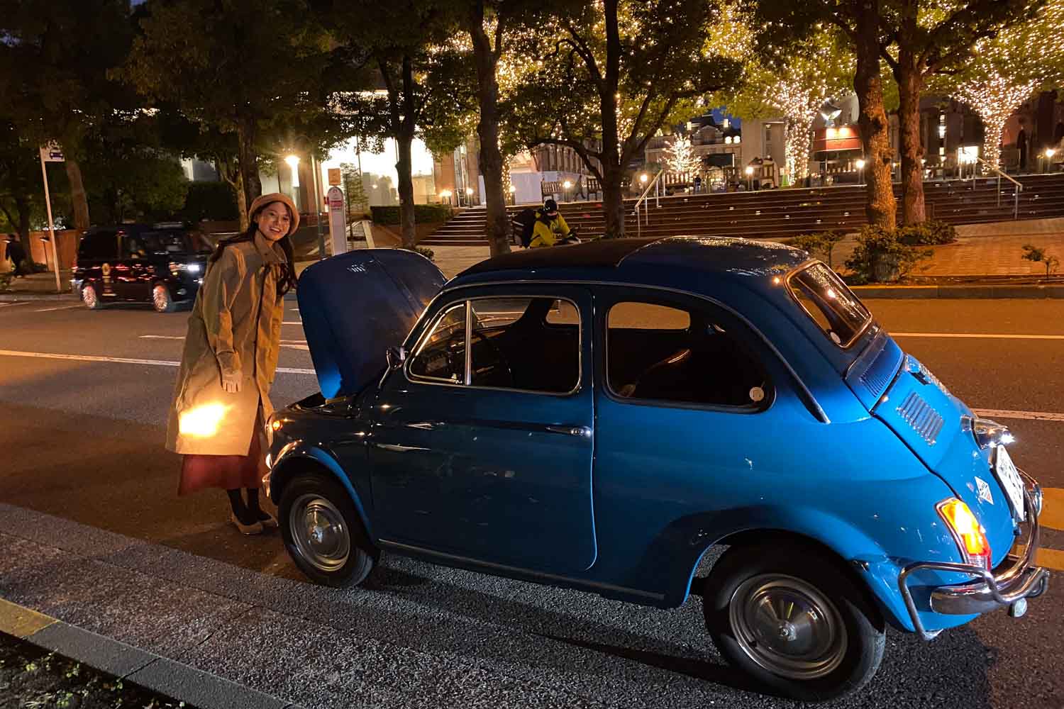 旧い「チンクエチェント」って運転しづらい？ 美女が実際に乗って試し