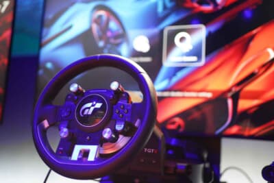 世界大会ではステアリングコントローラーを使用して行われる （c）2025 Sony Interactive Entertainment Inc. Developed by Polyphony Digital Inc.