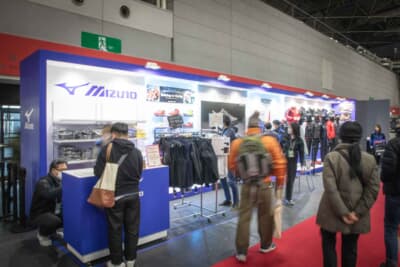 ミズノブースには多くの人が足を運んでいた