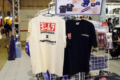 ウェッズスポーツとヨシムラによるコラボレーションのグッズ。Tシャツ／キャップ／キーホルダーとファン垂涎のモノばかり